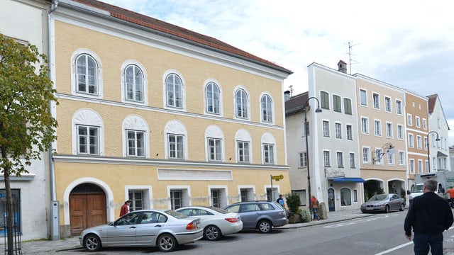 Hitlers Geburtshaus in Braunau, Autos davor parkiert.