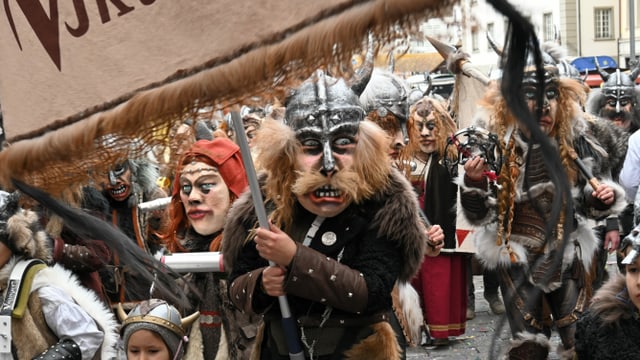 Eine Gruppe von als Wikinger verkleideten Fasnächtlern. Eine Gruppe von als Wikinger verkleideten Fasnächtlern.