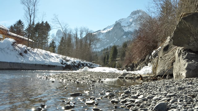 Fast ausgetrockneter Flusslauf der Kander mit spärlichen Schneeresten. Fast ausgetrockneter Flusslauf der Kander mit spärlichen Schneeresten.