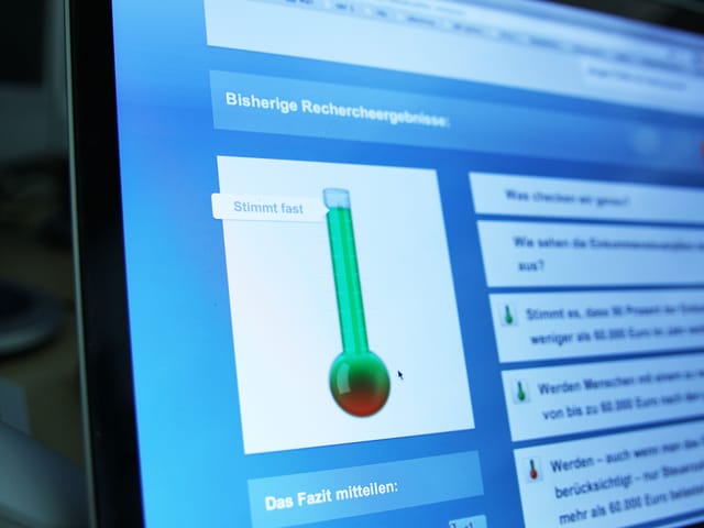 Auf einem Bildschirm ist ein Barometer zu sehen, daneben steht «Stimmt fast». Auf einem Bildschirm ist ein Barometer zu sehen, daneben steht «Stimmt fast».