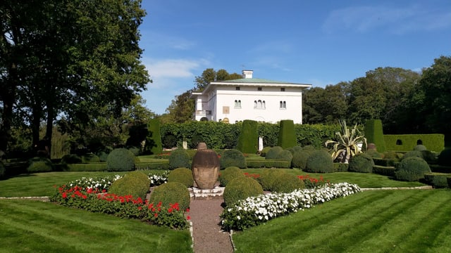 Ein grüner Park und ein grosses weisses Haus Ein grüner Park und ein grosses weisses Haus