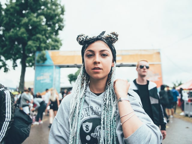 Zöpfe mit Bandana im Anime-Look.