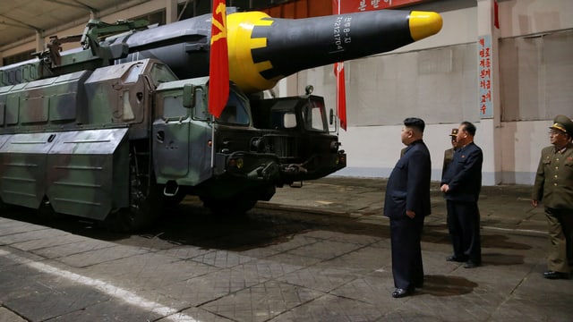 Kim besichtigt eine Rakete. Kim besichtigt eine Rakete.