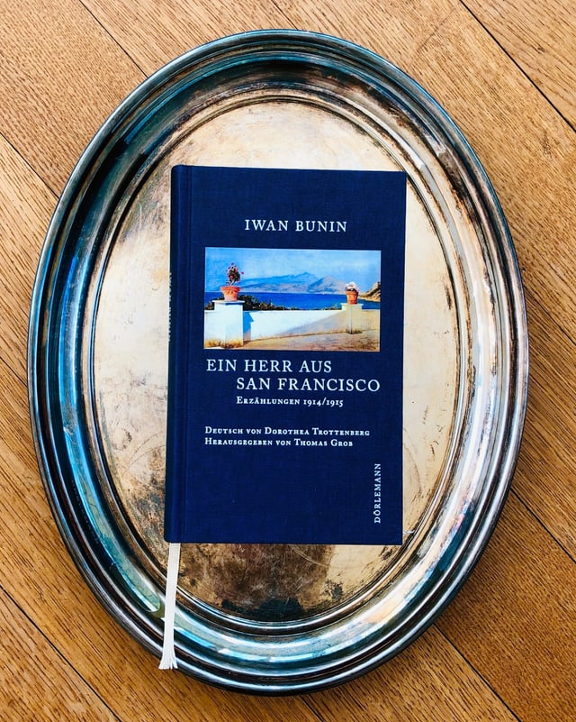 Der Erzählband «Ein Herr aus San Francisco» von Iwan Bunin liegt auf einem Silbertablett Der Erzählband «Ein Herr aus San Francisco» von Iwan Bunin liegt auf einem Silbertablett