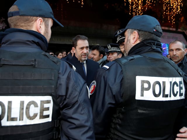 Innenminister Christophe Castaner spricht mit Polizisten auf Patrouille in Paris. Innenminister Christophe Castaner spricht mit Polizisten auf Patrouille in Paris.