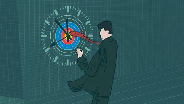 Mann steht vor Uhr in Form einer Zielscheibe. Mann steht vor Uhr in Form einer Zielscheibe.