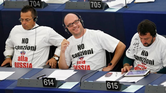 Lega-Mitglieder Buonanno, Fontana und Salvini im Europaparlament. Lega-Mitglieder Buonanno, Fontana und Salvini im Europaparlament.