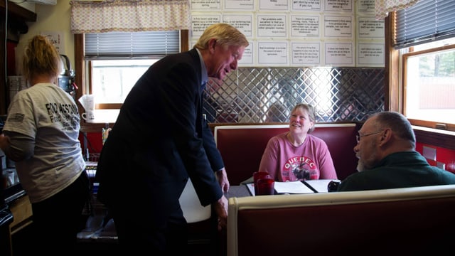 Bill Weld in einem Restaurant Bill Weld in einem Restaurant