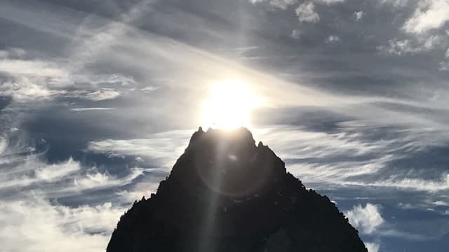Die Sonne über dem Kleinen Mythen. Die Sonne über dem Kleinen Mythen.