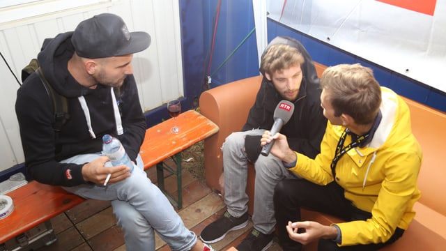 Livio Chistell (dre.) intervistescha Tobias Rieser (san.) e Adrian Held (amez), ils dus DJs da Klangkarussell Live. Livio Chistell (dre.) intervistescha Tobias Rieser (san.) e Adrian Held (amez), ils dus DJs da Klangkarussell Live.