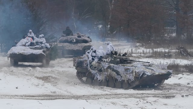 UUkrainische Panzer bei einer Truppenübung . UUkrainische Panzer bei einer Truppenübung .