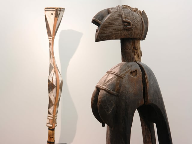 Zwei afrikanische Statuen blicken sich an. Zwei afrikanische Statuen blicken sich an.