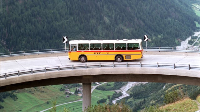 Ein gelbes Postauto auf der Passstrasse über den Gotthard Ein gelbes Postauto auf der Passstrasse über den Gotthard