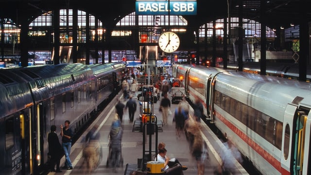 Ein deutscher und ein östereichischer Zug in Basel. Ein deutscher und ein östereichischer Zug in Basel.