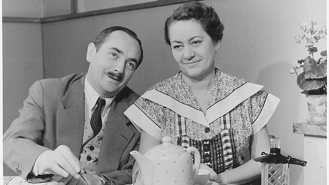 Ruedi Walter und Margrit Rainer sitzen am mit Kaffeekrug und -tassen gedeckten Tisch. Ruedi Walter und Margrit Rainer sitzen am mit Kaffeekrug und -tassen gedeckten Tisch.