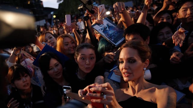 Angelina Jolie macht ein Bild von sich und ihren Fans.