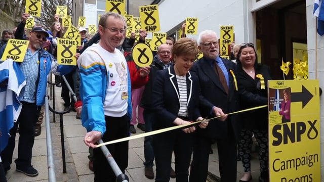 SNP-Chefin Nicola Sturgeon durchtrennt mit der Schere ein Band. 