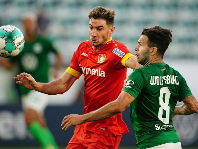 Renato Steffen (rechts) im Zweikampf mit Leverkusens Lucas Alario. Renato Steffen (rechts) im Zweikampf mit Leverkusens Lucas Alario.