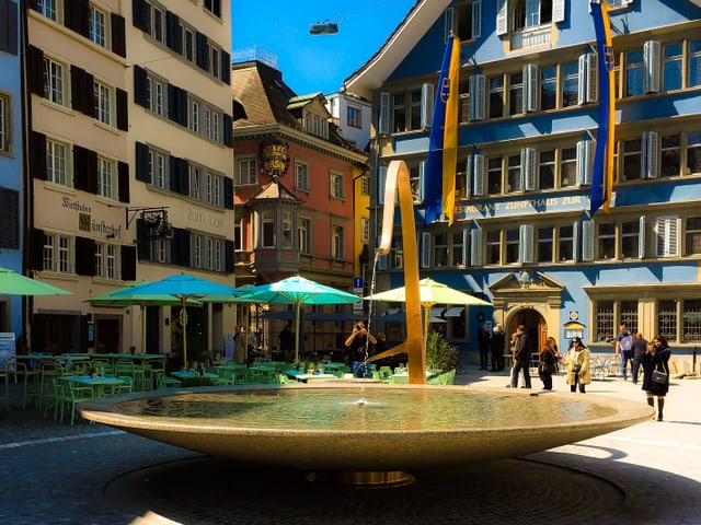 Brunnen in Form einer Schale. Brunnen in Form einer Schale.