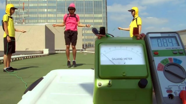 Video «Achtung! Experiment: Schwingen bis der Strom fliesst (27/52)» abspielen Video «Achtung! Experiment: Schwingen bis der Strom fliesst (27/52)» abspielen