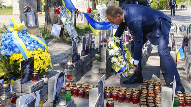 Tusk legt Kranz nieder. Tusk legt Kranz nieder.