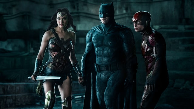 Das Bild zeigt die drei Superhelden Wonder Woman, Batman und The Flash. Das Bild zeigt die drei Superhelden Wonder Woman, Batman und The Flash.