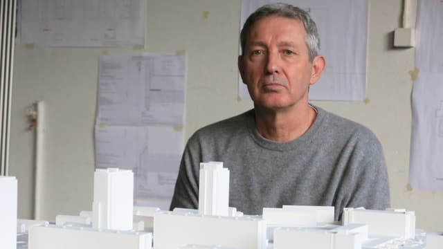 Porträt Rolf Mühlethaler vor einem Modell des Quartiers Tscharnergut. Porträt Rolf Mühlethaler vor einem Modell des Quartiers Tscharnergut.