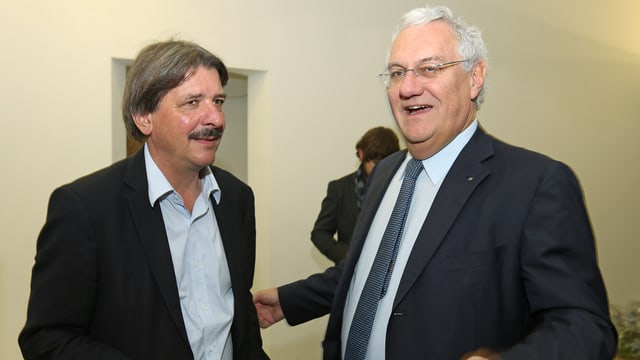 Die beiden Ständeratskandidaten Rechsteiner und Müller stehen lachend nebeneinander. Die beiden Ständeratskandidaten Rechsteiner und Müller stehen lachend nebeneinander.