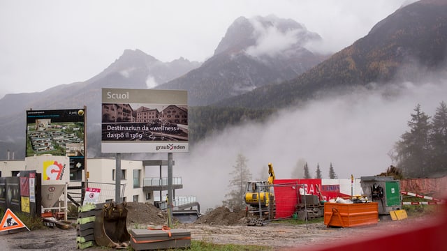 Baustelle in Scuol an einem regnerischen Tag. Baustelle in Scuol an einem regnerischen Tag.