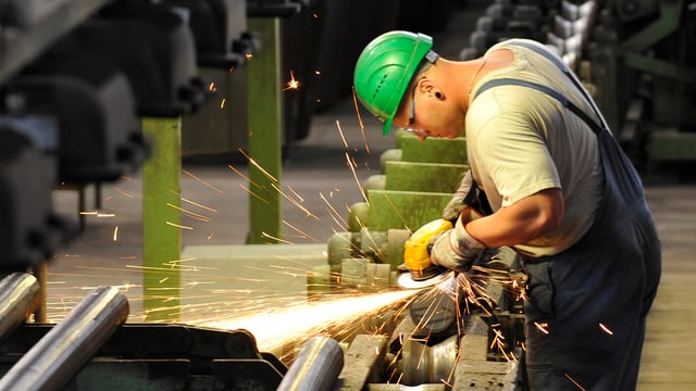 Arbeiter schleift Stahlträger. Arbeiter schleift Stahlträger.