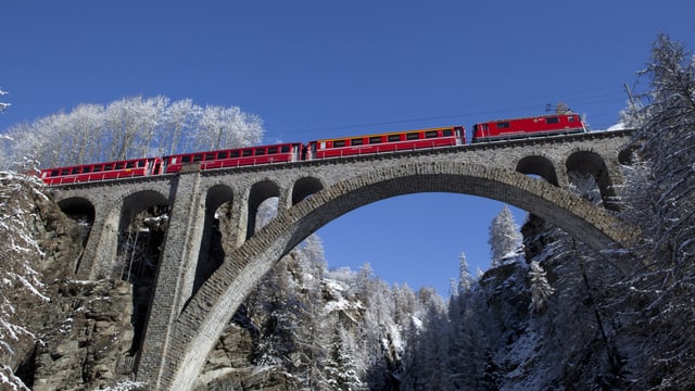 La Viafier retica sil viaduct Val-Tuoi sper Guarda La Viafier retica sil viaduct Val-Tuoi sper Guarda