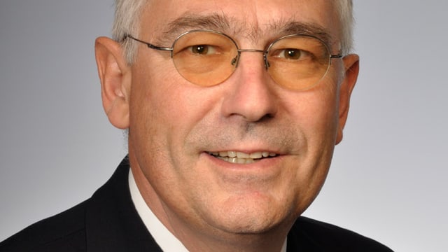 Bächthold mit Brille in Nahaufnahme. Bächthold mit Brille in Nahaufnahme.