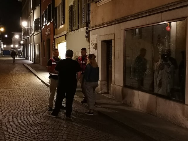 Vier Personen in einer Seitengasse einer Altstadt. Vier Personen in einer Seitengasse einer Altstadt.