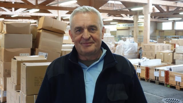Fritz Dick, l'organisatur da la vendita speziala en il deposit a Cazas. Fritz Dick, l'organisatur da la vendita speziala en il deposit a Cazas.