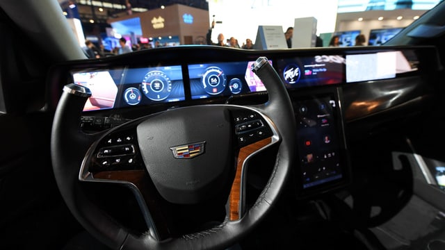 Das Cockpit des Prototypen eines selbstfahrenden Autos, das ans 5G-Netz angeschlossen ist. Das Cockpit des Prototypen eines selbstfahrenden Autos, das ans 5G-Netz angeschlossen ist.