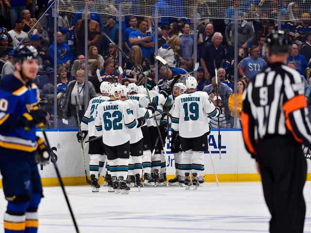 Die Sharks feiern, die Blues hadern mit den Schiedsrichtern. Die Sharks feiern, die Blues hadern mit den Schiedsrichtern.