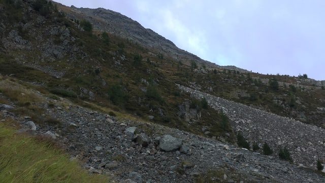 Blick in die alpine Landschaft. Geröllfelder im Vordergrund, hinten der Horizont. Blick in die alpine Landschaft. Geröllfelder im Vordergrund, hinten der Horizont.