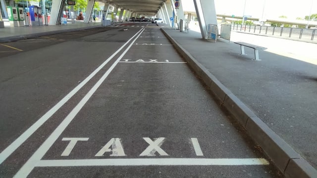 Keine Fluggäste, keine Taxis vor dem Euroairport. Keine Fluggäste, keine Taxis vor dem Euroairport.