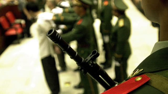 Verurteilter Todeskandidat mit Bewachern in China. Verurteilter Todeskandidat mit Bewachern in China.