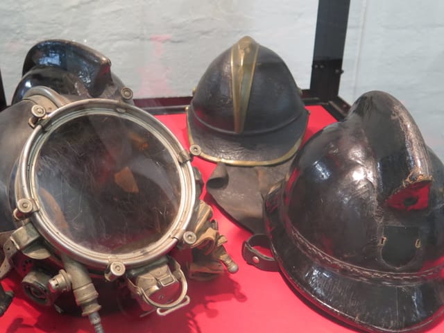 Alte Helme der Feuerwehr