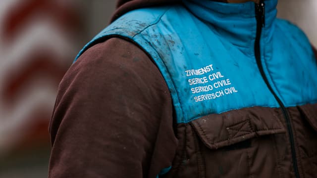 Frau mit schmutziger Zivildienstjacke Frau mit schmutziger Zivildienstjacke