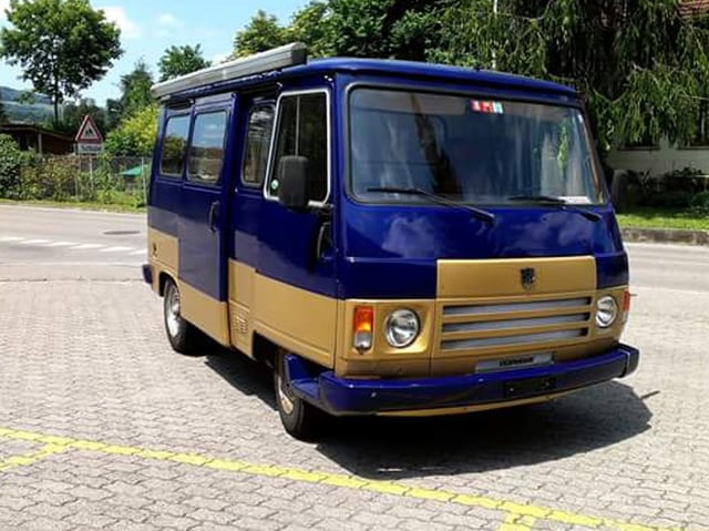 «Mein Hippie-Bus ist ein Peugeot J9 aus dem Jahr 1984 (mittlerweile kaum mehr zu sehen auf unseren Strassen). Hildegard ist seit 6 Jahren in meinem Besitz und unsere treue Ferienbegleiterin. Alles an Ihr (Lackierung, Innenausbau) habe ich selber gemacht, deshalb würde ich sie auch nie mehr hergeben.»