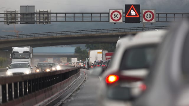 Auto-Stau auf der Autobahn Auto-Stau auf der Autobahn