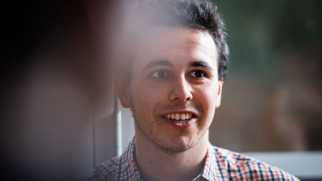 Junger Mann mit lachendem Gesicht Junger Mann mit lachendem Gesicht