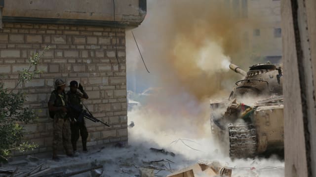 Ein Panzer der libyschen Armee feuert am 17. Juli 2017 in der Islamisten-Hochburg Bengasi ein Geschoss ab. Ein Panzer der libyschen Armee feuert am 17. Juli 2017 in der Islamisten-Hochburg Bengasi ein Geschoss ab.