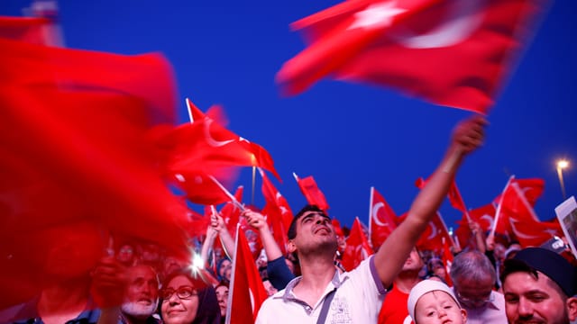 Menschen mit Türkei-Fahnen. Menschen mit Türkei-Fahnen.