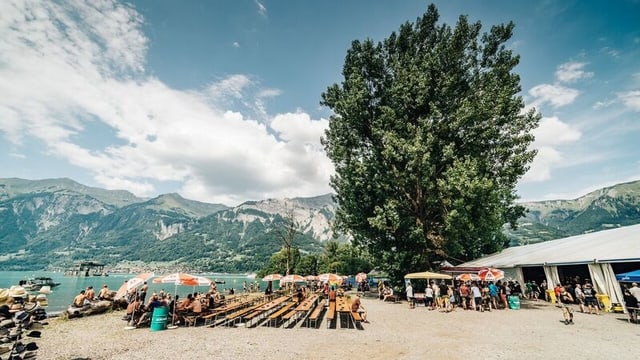 Seeufer, Festbänke und ein Festzelt Seeufer, Festbänke und ein Festzelt