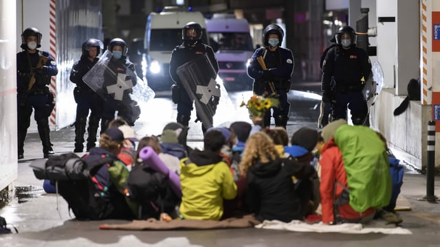 Heiße Polizisten Neckt Für Ihre Männer Sklaven Heiße Polizisten Neckt Für Ihre Männer Sklaven