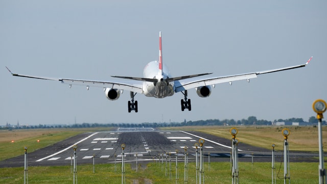 Ein Airbus 320 setzt zur Landung auf. Ein Airbus 320 setzt zur Landung auf.