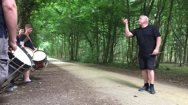 Mann beim Dirigieren Mann beim Dirigieren
